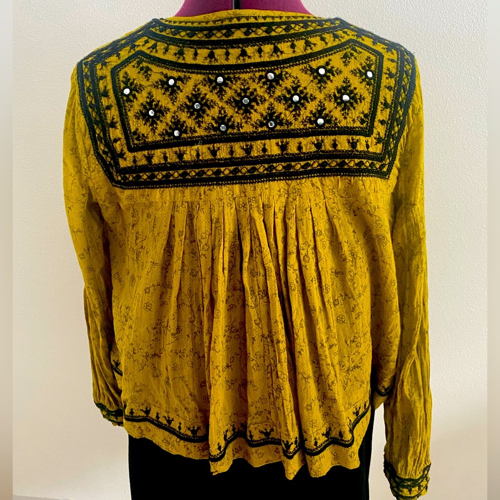 Lightweight embroidered FreePeople jacket.